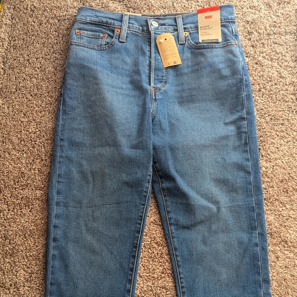 New with tags Levi's wedgie jeans with cute hem - Picture 1 of 5